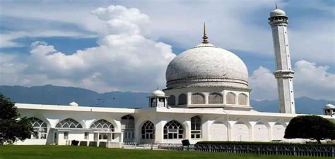 National emblem doesn't violate sanctity of Hazratbal