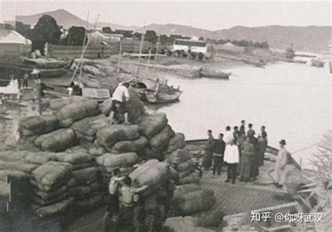 湖北武汉：长江中游历史沉船“二航9566”顺利打捞出水-人民图片网