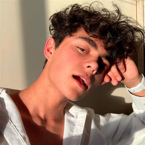 ben de almeida on Instagram: “he has no lips 😹🤮🖨 how will he get a kiss ...