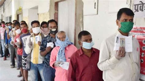 बिहार: कोरोना काल में मतदान केंद्रों पर वोटरों की भीड़, क्या है मैसेज ...