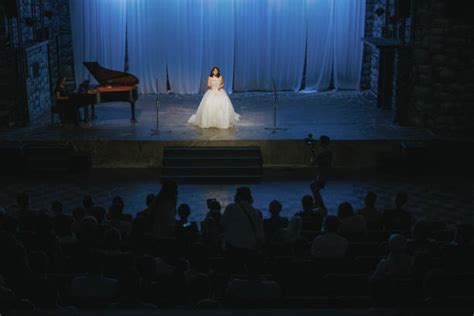 Opera Singer Singing 的图像结果