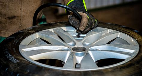 Tubeless vs. Run-Flat Tyres: Which One Should You Pick?