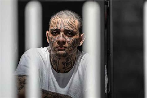 El crudo relato de un pandillero de la megacárcel de Bukele - La Tercera