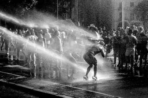 Photographs with People in Scenes 的图像结果