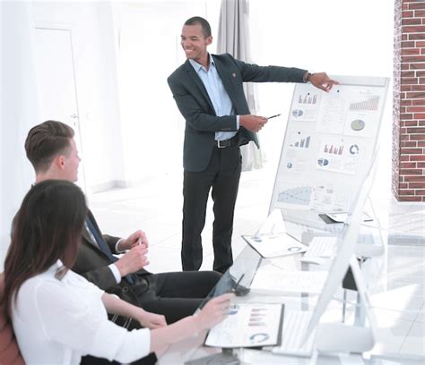 Young businessman making report to the business presentation | Premium ...