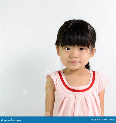 小孩女孩 库存图片. 图片 包括有 生活方式, 背包, 表达式, 幼稚园, 中国, 少许, 微笑, 姿势 - 39678303