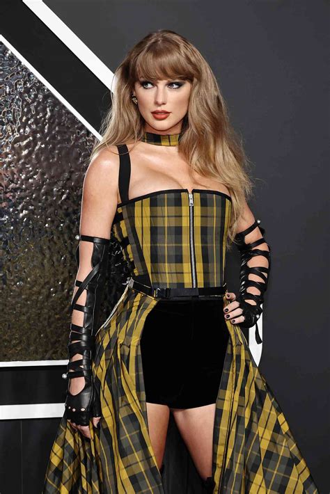 Taylor Swift's 2024 MTV VMAs Look Is So 'Reputation'-Coded