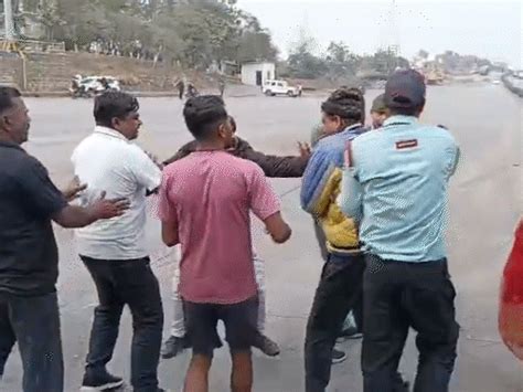 Sonbhadra Toll Workers Assault Female Advocate | Video Sparks Outrage