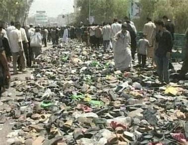 组图：巴格达踩踏事故后留下的大量鞋子_新闻中心_新浪网