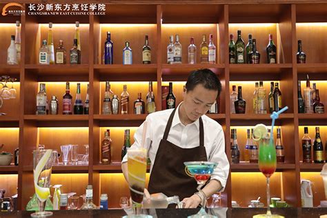 【创业指南】长沙在哪儿能学调酒、奶茶饮品、咖啡技术？_长沙新东方烹饪学校