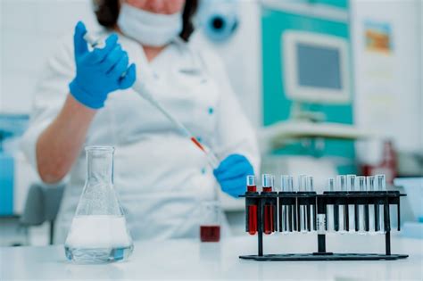 Scientist working at the laboratory | Premium Photo