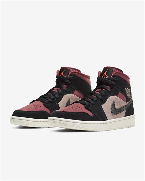 Air Jordan 1 Mid Women's Shoe. Nike IN