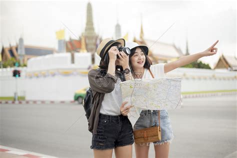 泰国曼谷的年轻旅游女青正在享受高清图片下载-正版图片307223965-摄图网