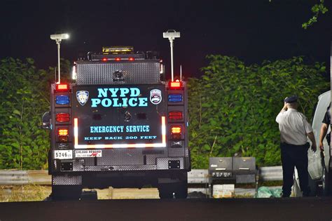 Cops looking for two suspects in Staten Island shooting