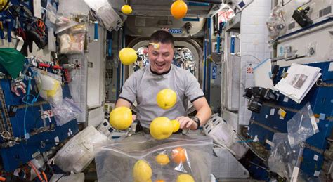 宇航员在太空中不能吃的四种食品 - 知乎