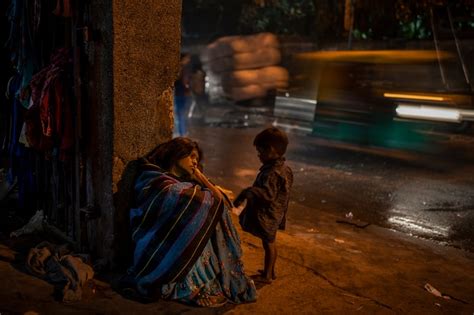 Homeless people shiver in biting cold in Delhi | In Pics - India Today