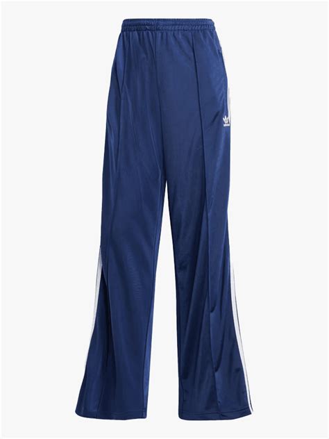 6 outfits that prove tracksuits can look polished | Vogue India