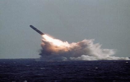 解放军常规导弹越过台湾上空 精准命中目标