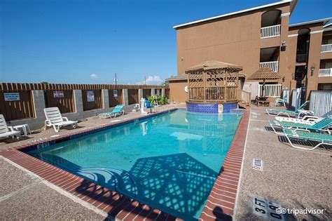 RED ROOF PLUS+ GALVESTON - BEACHFRONT - Hotel Reviews, Photos, Rate ...