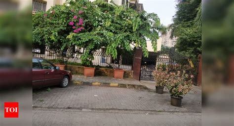 Park Plaza Yari Road Blocks Footpath at entrance - Times of India