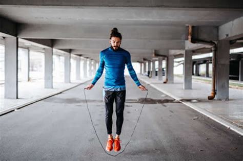 跳绳减肥一个月能减多少斤 跳绳减肥的注意事项_肌肉网