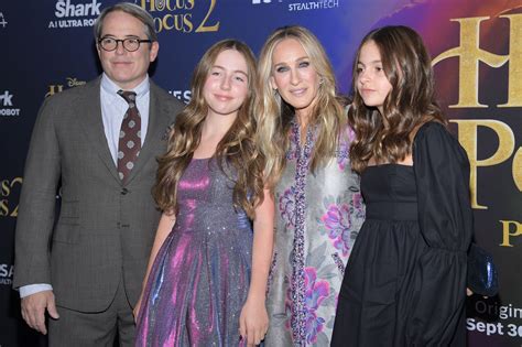 Sarah Jessica Parker, la rara apparizione con figlie e marito alla ...