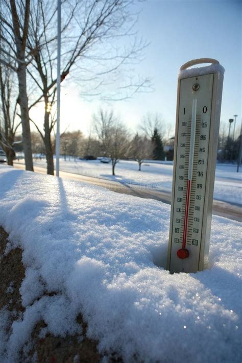 Thermometer on Snow Shows Low Temperatures - Zero Stock Illustration ...