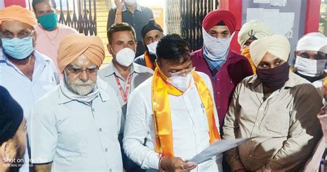 पुलिस की गुंडागर्दी से तंग आकर सिख समाज ने सांसद को सौंपा ज्ञापन ...