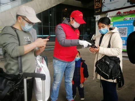 公交多措并举引导乘客有序乘车，出了武汉站就有公交志愿者服务引导_大武汉