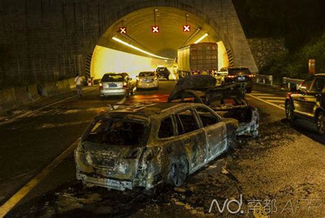 隧道车祸致拥堵，百辆车神同步45度让行，为警车让出抢险通道