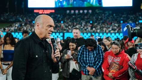 45,000 Believers Worship God During Greg Laurie's Harvest Crusade ...