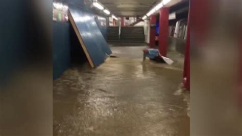 纽约暴雨后地铁站淹水 站台乘客滑倒差点被洪走|站台_新浪新闻