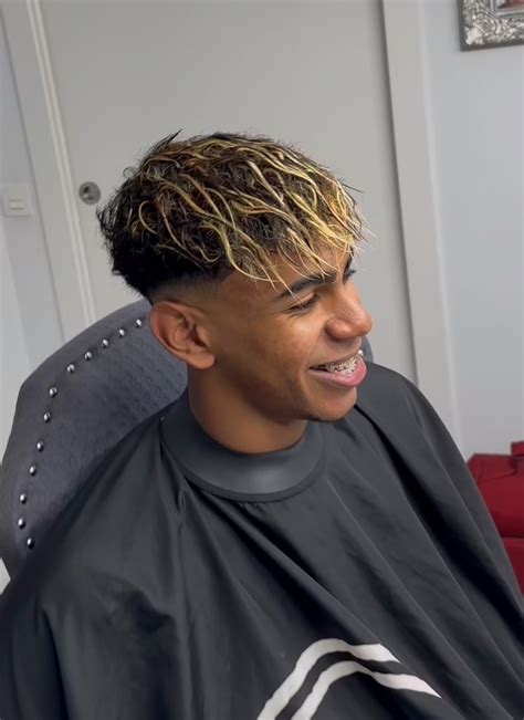 lamine yamal | Men hair highlights, Blonde highlights short hair, Wavy ...