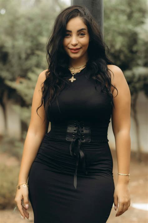 10 fashion myths curvy women should stop believing today