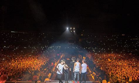 One Direction Surprsing Fans 的图像结果