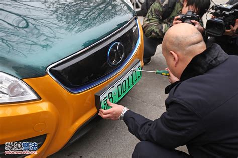 北京启用新式新能源车号牌 首位车主通过50选1方式取得靓号-搜狐