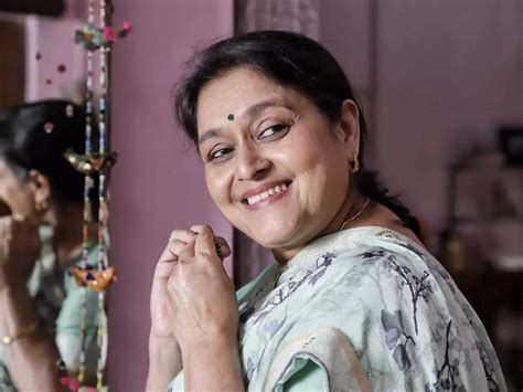 टेलिव्हीजनचा लोकप्रिय चेहरा 'हंसा भाभी' म्हणजेच सुप्रिया पाठक ...