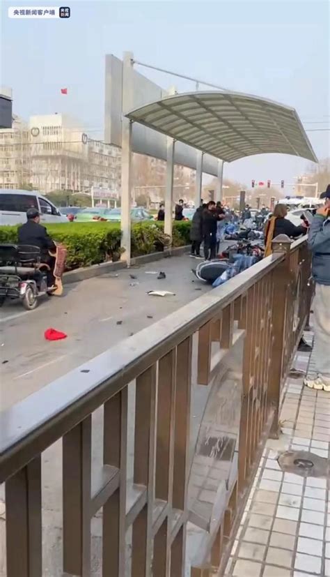 江苏扬州疑似车辆冲撞人群造成多人受伤 官方：事故正在处理中_腾讯新闻