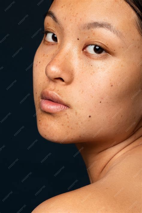 Side view beautiful woman posing | Premium Photo