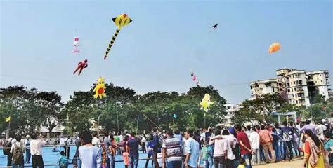 Cop Sings To Explain Dangers Of Flying Kites & People Are Asking Him To Audition For ‘Indian Idol’