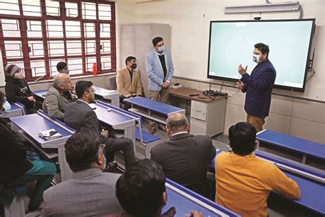 20K Delhi govt classrooms to soon have smart boards, says Deputy CM