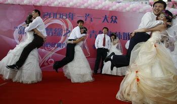 集体婚礼,新娘抱新郎比赛-黄兴能-搜狐博客
