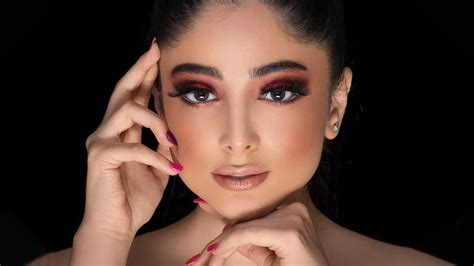 5 Unique Eye Makeup Looks You Can Try During Your Vacation | Herzindagi