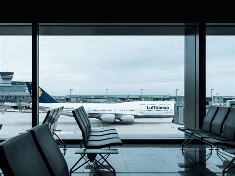 Lufthansa Review: Seats, Amenities, Baggage Fees [2023]