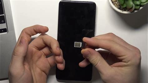 Fitting Sim Card in iPhone 13 的图像结果