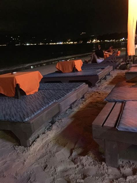 2023夜里浪漫的沙滩酒吧由于带着孩子，无法玩酒吧，就这样过路感受一下吧_长滩岛丽晶酒店海鲜自助餐-评论-去哪儿攻略