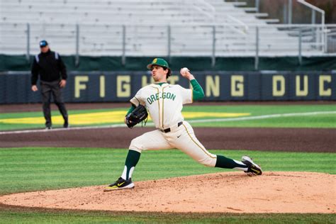 No. 9 Oregon baseball holds on for 5-2 win over Minnesota - Daily Emerald