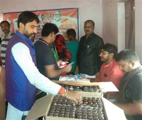BJP : दिव्यांग बच्चों को लजीज भोजन कराकर कार्यकर्ता हुए भावविभोर ...