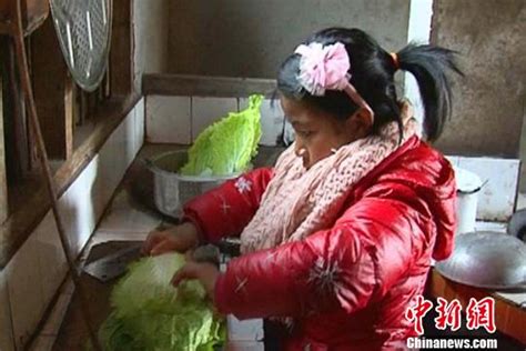 湖北9岁女孩撑起三口之家2年_ 视频中国