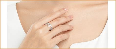 女人右手中指戴戒指是什么意思 - CRD克徕帝珠宝官网